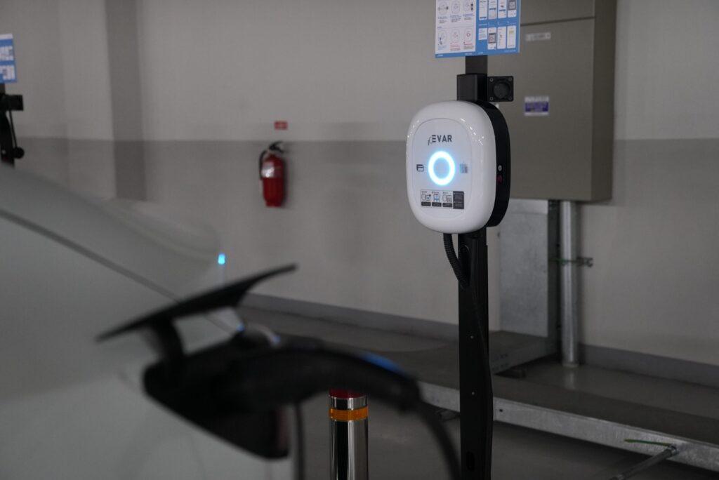 Smart EV Charger 2.0, a slow charger equipped with the world's first fire detection solution installed in the underground parking lot of Gyeonggi Business Growth Center in Pangyo Techno Valley (Photo = beSUCCESS)