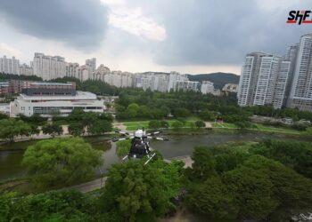 A ‘Zerolap’ drone made by this is engineering Inc. delivers goods over Tancheon stream, Bundang. (Photo = this is engineering Inc.)
