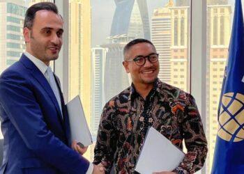 Investree cofounder and CEO Adrian A. Gunadi (right) and JTA International Holding CEO Amir Ali